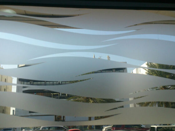 How Can Businesses Improve Glass Privacy Without Blocking Natural Light in Dubai 